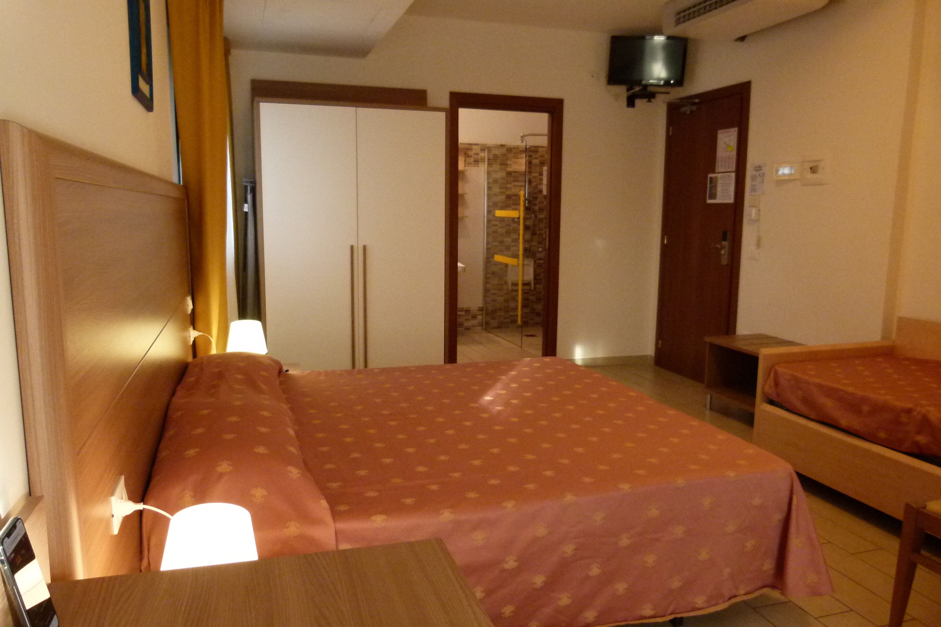 triple room | minibar, in-room safe, individually decorated, individually furnished