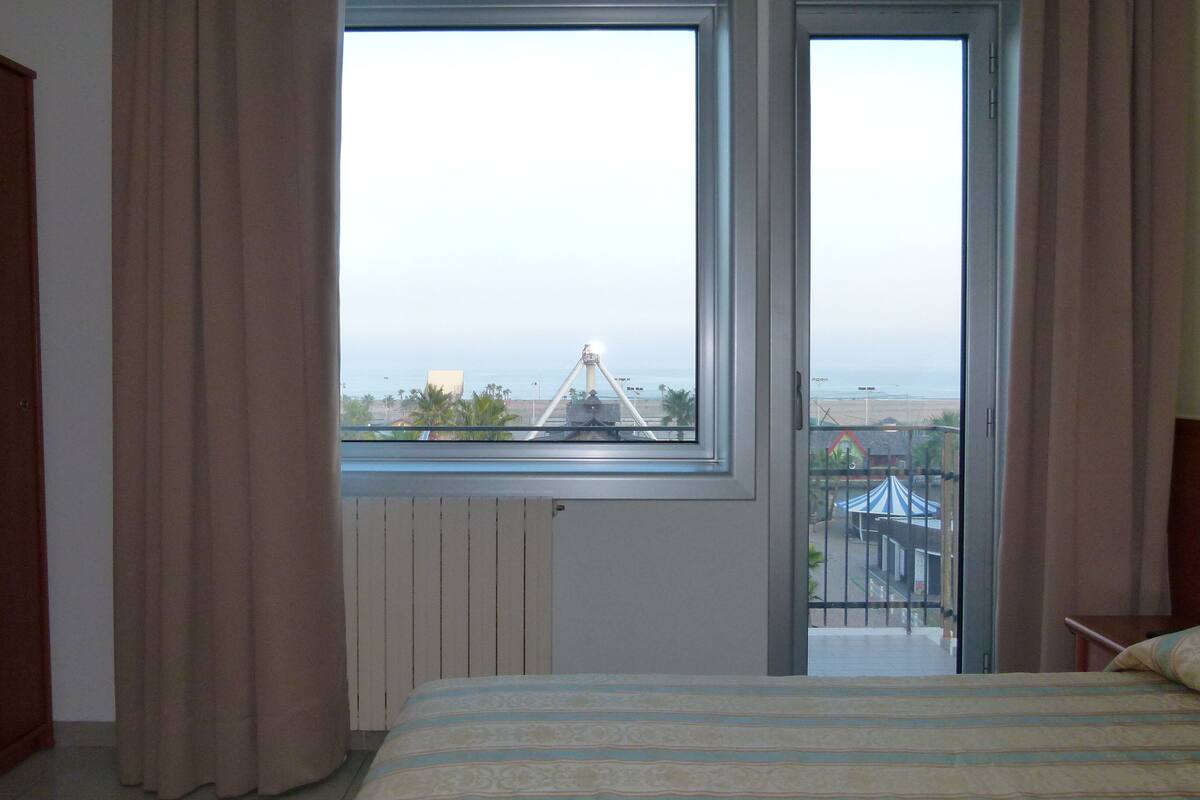 minibar, in-room safe, individually decorated, individually furnished