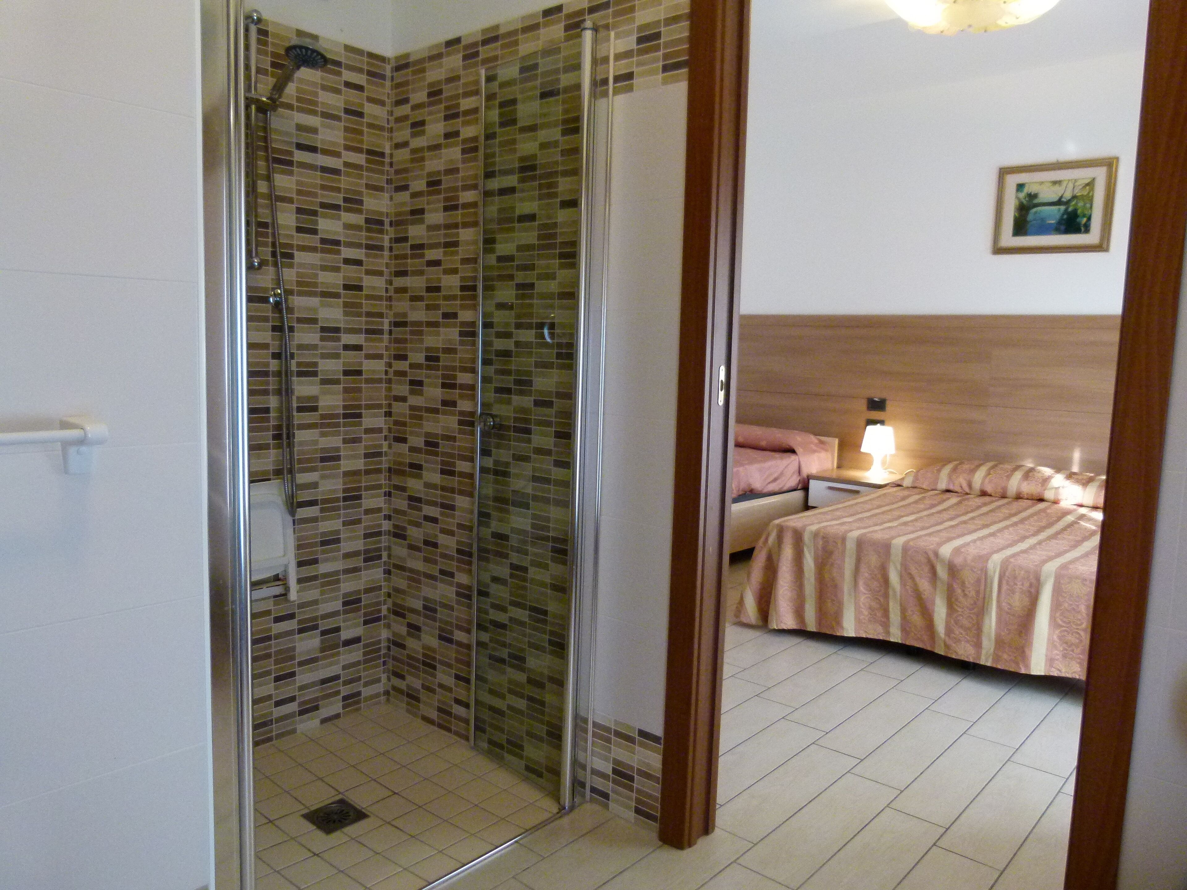 quadruple room | bathroom shower