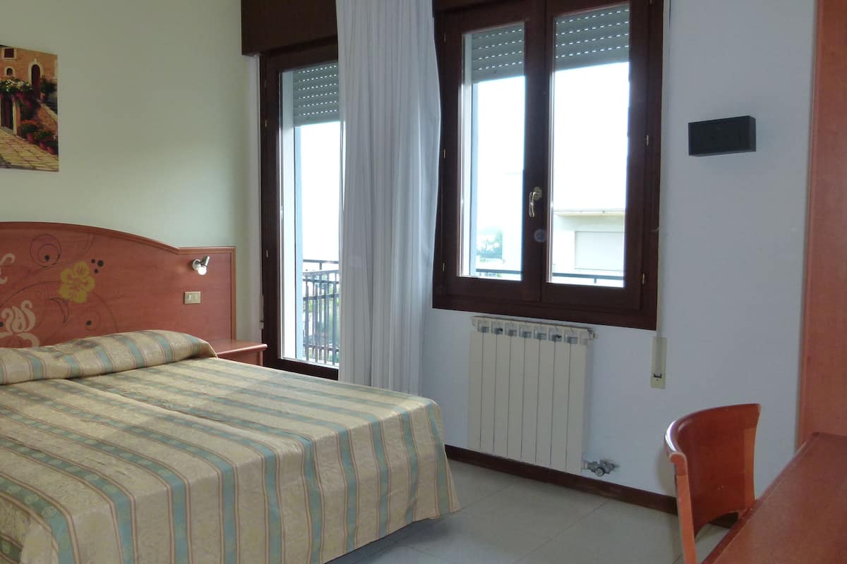 Triple Room, Sea View | Minibar, in-room safe, individually decorated, individually furnished