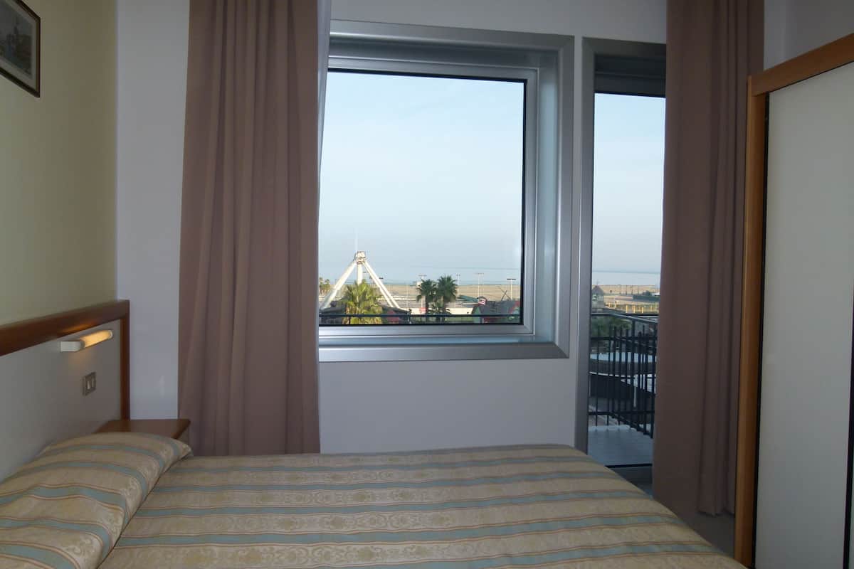 double or twin room, sea facing | minibar, in-room safe, individually decorated, individually furnished
