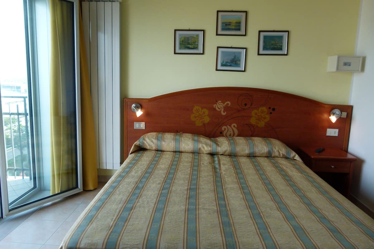 Minibar, in-room safe, individually decorated, individually furnished