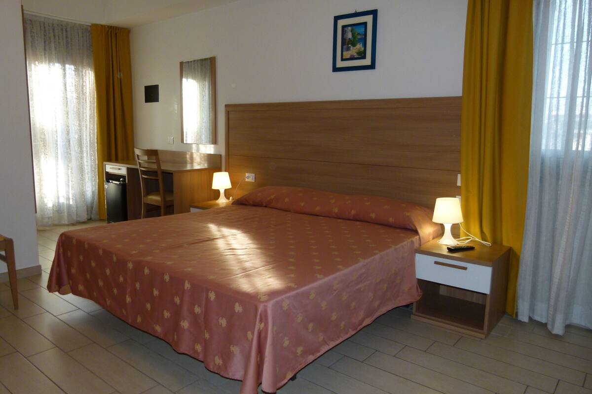 Triple Room | Minibar, in-room safe, individually decorated, individually furnished