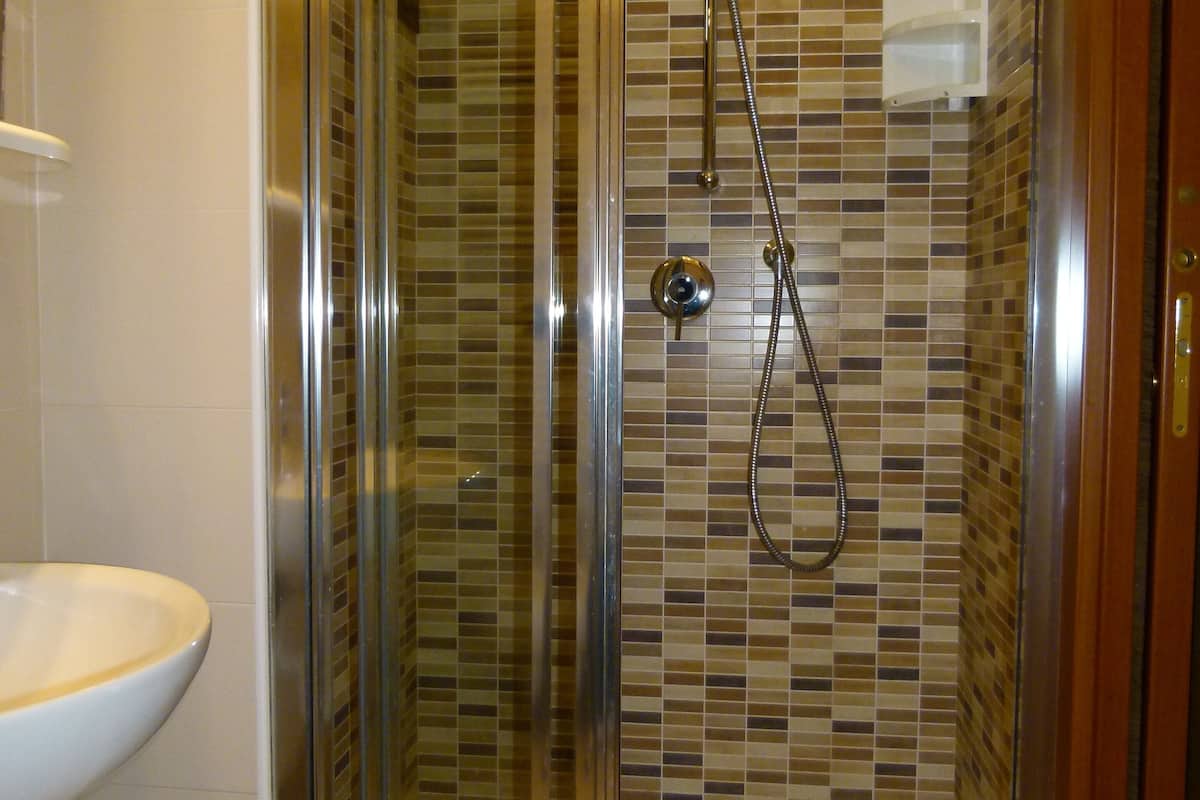 double or twin room, sea view | bathroom shower