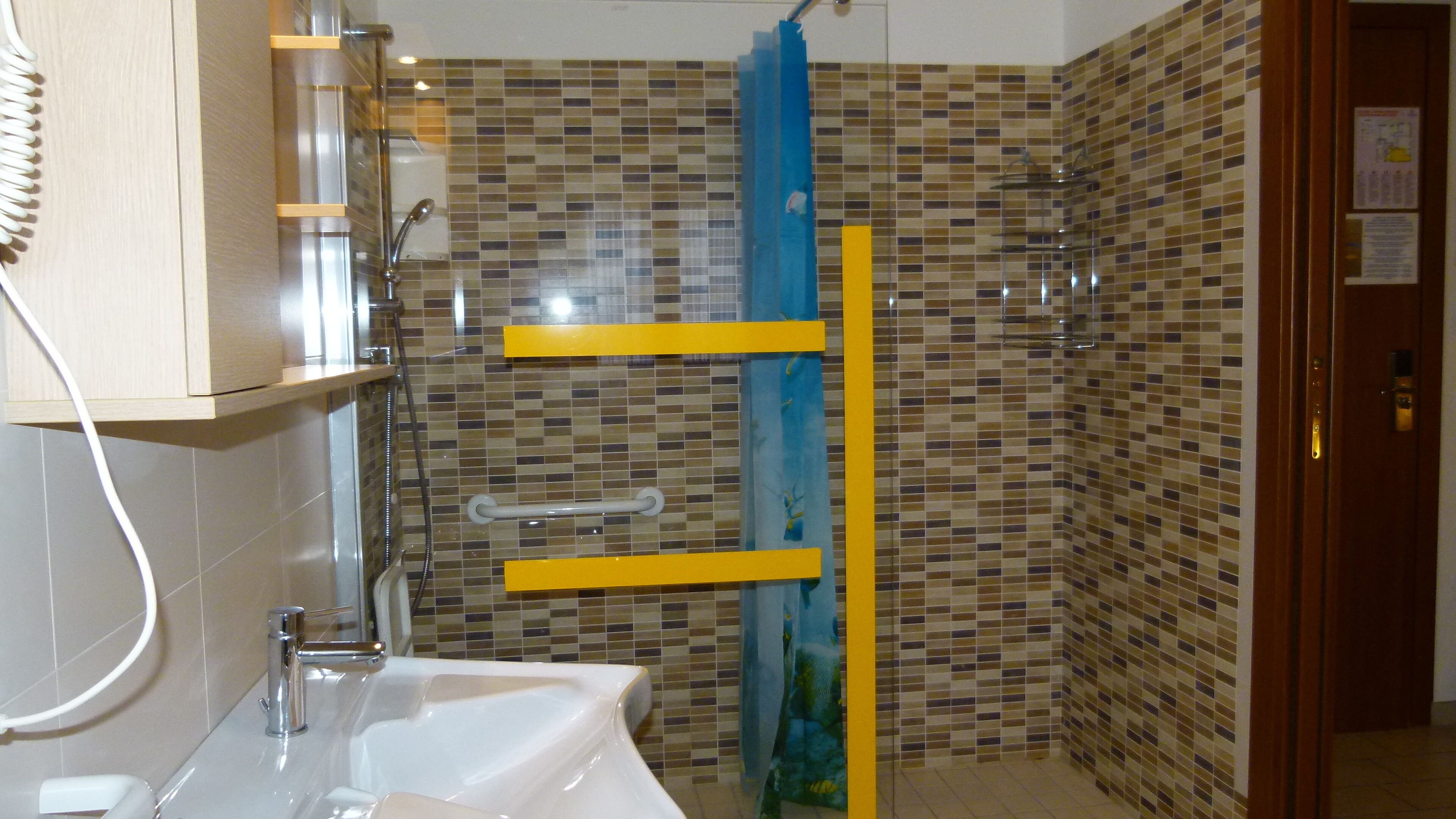triple room | bathroom shower