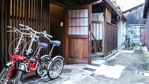 A narrow alley with bicycles parked against a wooden building. - Kyoto Miyabi Inn -Only one group a day- (Kyoto)