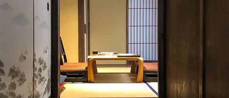 2 habitaciones, cubrecamas, escritorio y wifi gratis