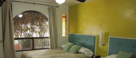 Habitación doble | Caja de seguridad en la habitación, escritorio y wifi gratis