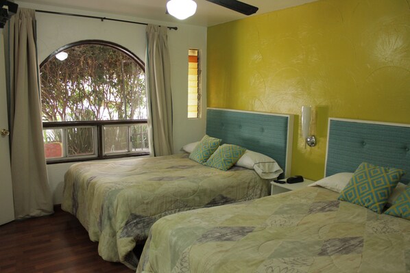 Habitación doble | Caja fuerte, escritorio, wifi gratis y ropa de cama