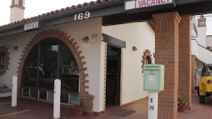 Un edificio con un cartel que indica disponibilidad.