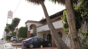 Un hotel con un cartel que indica habitaciones disponibles.