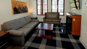 Standaard kamer | Woonkamer | Flatscreentelevisie en een dvd-speler