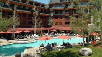 Udendørs pool, parasoller, liggestole
