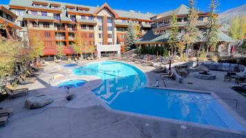 Utomhuspool, parasoller och solstolar