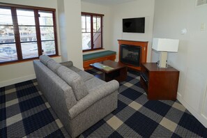 Villa (Smaller), 1 Bedroom, 2 Bathrooms, Kitchen | Sala de estar | TV de tela plana, DVD player