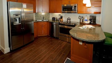 Villa, 1 Bedroom, 1 Bathroom, Kitchen | Private kitchen | Cleaning supplies, paper towels