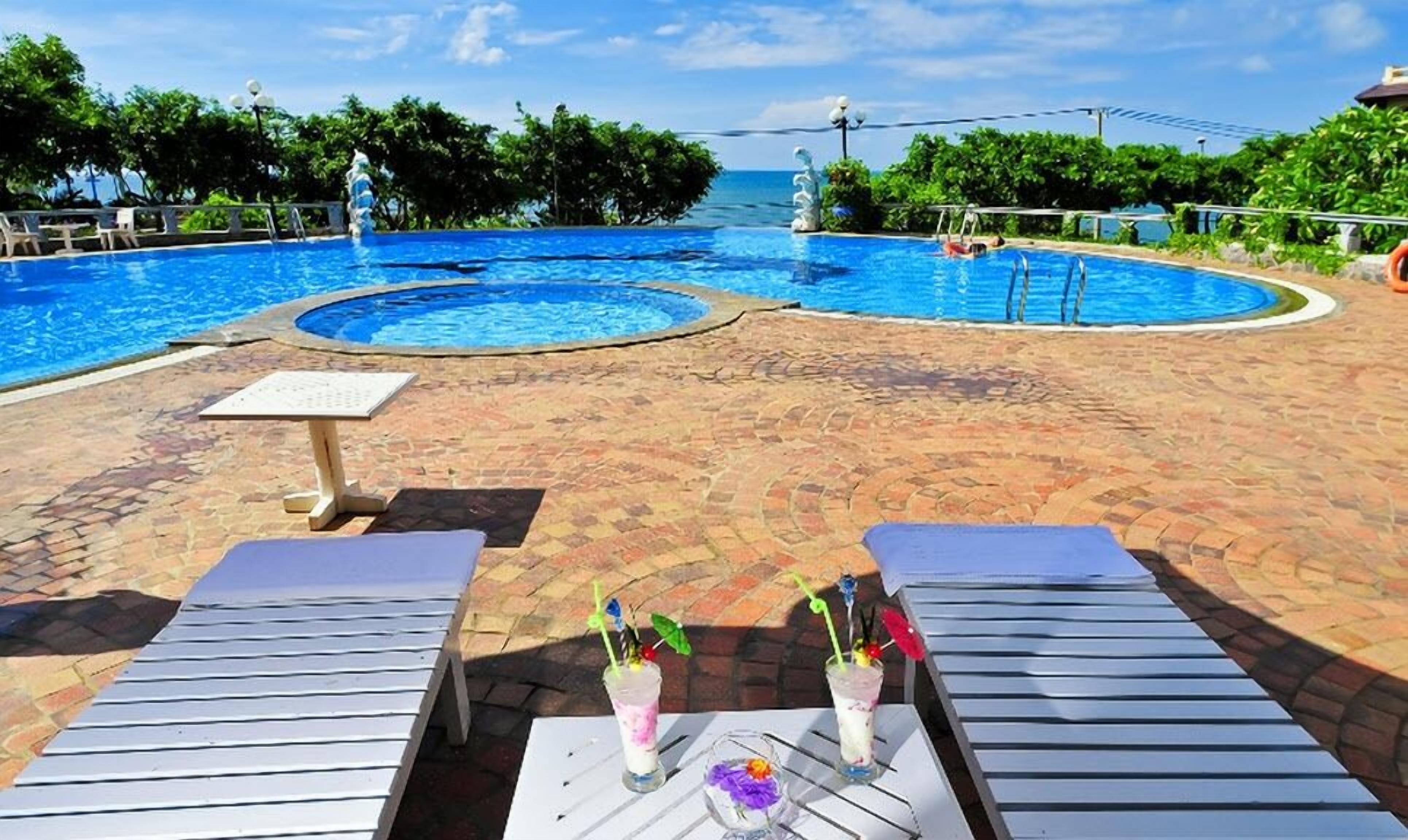 Hồ bơi ngoài trời, dù/ô trên bãi biển/hồ bơi, ghế dài tắm nắng 