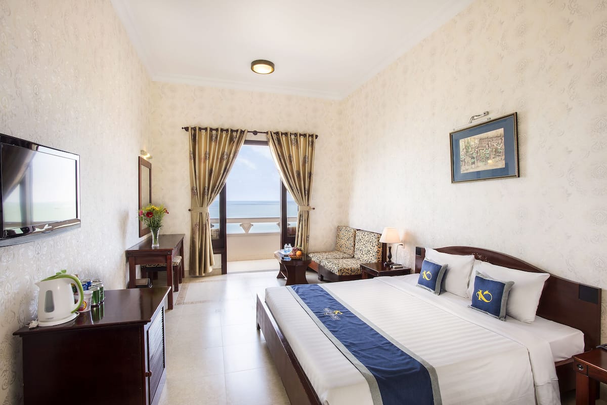 Superior Double Room, Beach View | 1 bilik tidur, bar mini, meja, ruang kerja komputer riba