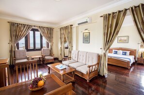 Minibar, desk, laptop workspace, free WiFi - Beachfront Hotel (Ho Chi Minh City)