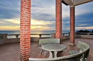 Terrace/patio - Beachfront Hotel (Ho Chi Minh City)
