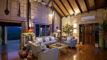 The Peak | Living room