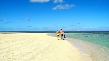 Perto da praia, areia preta, prática de mergulho livre no local 