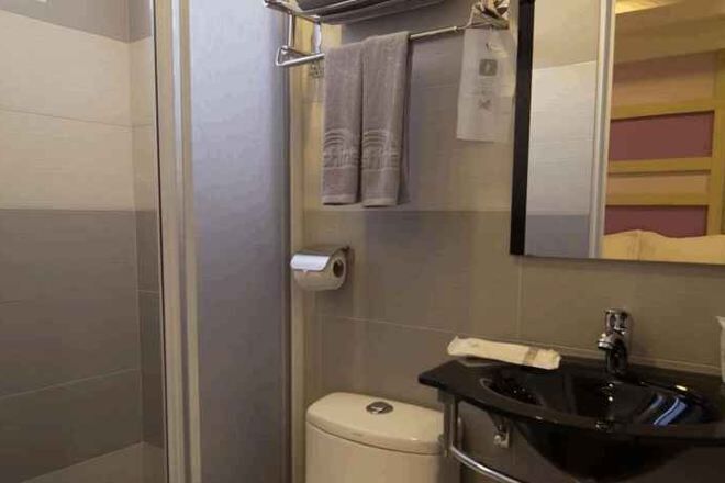 تجهيزات دش، مراحيض شطف، مناشف، صابون