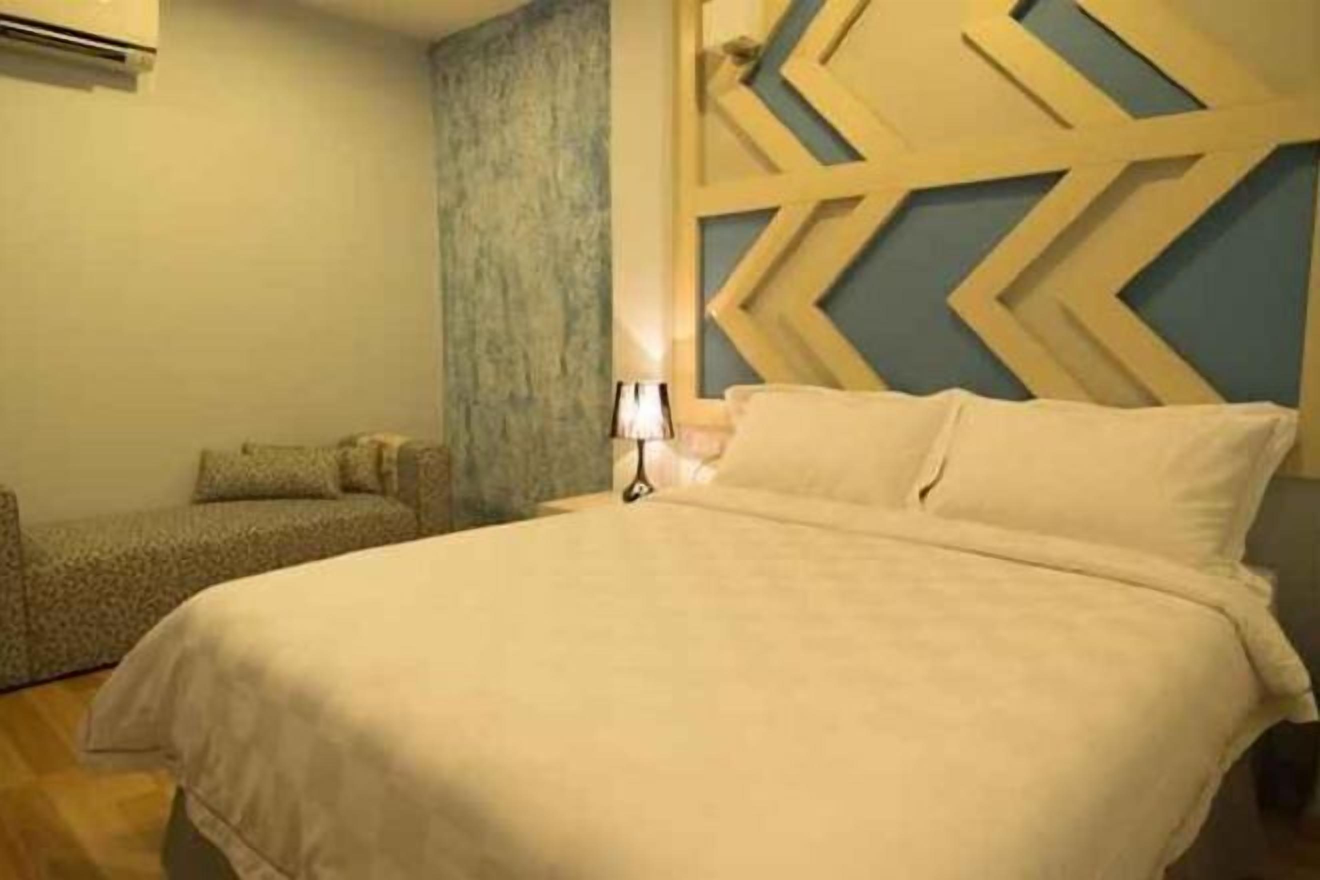 Blackout curtains, soundproofing, free WiFi, bed sheets