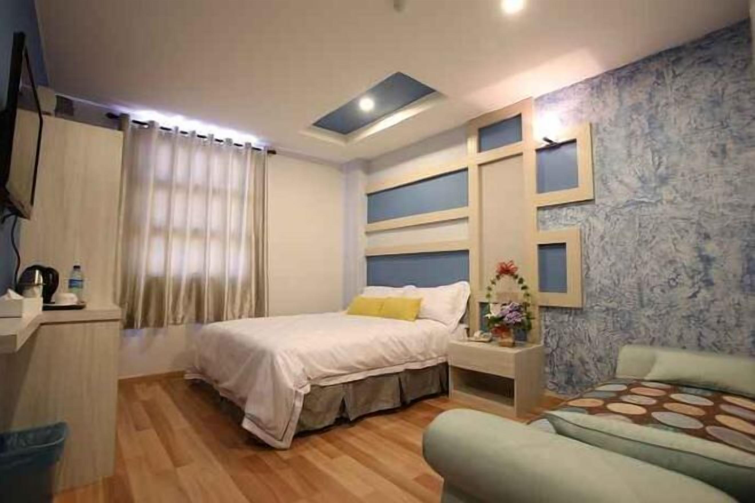 Blackout curtains, soundproofing, free WiFi, bed sheets