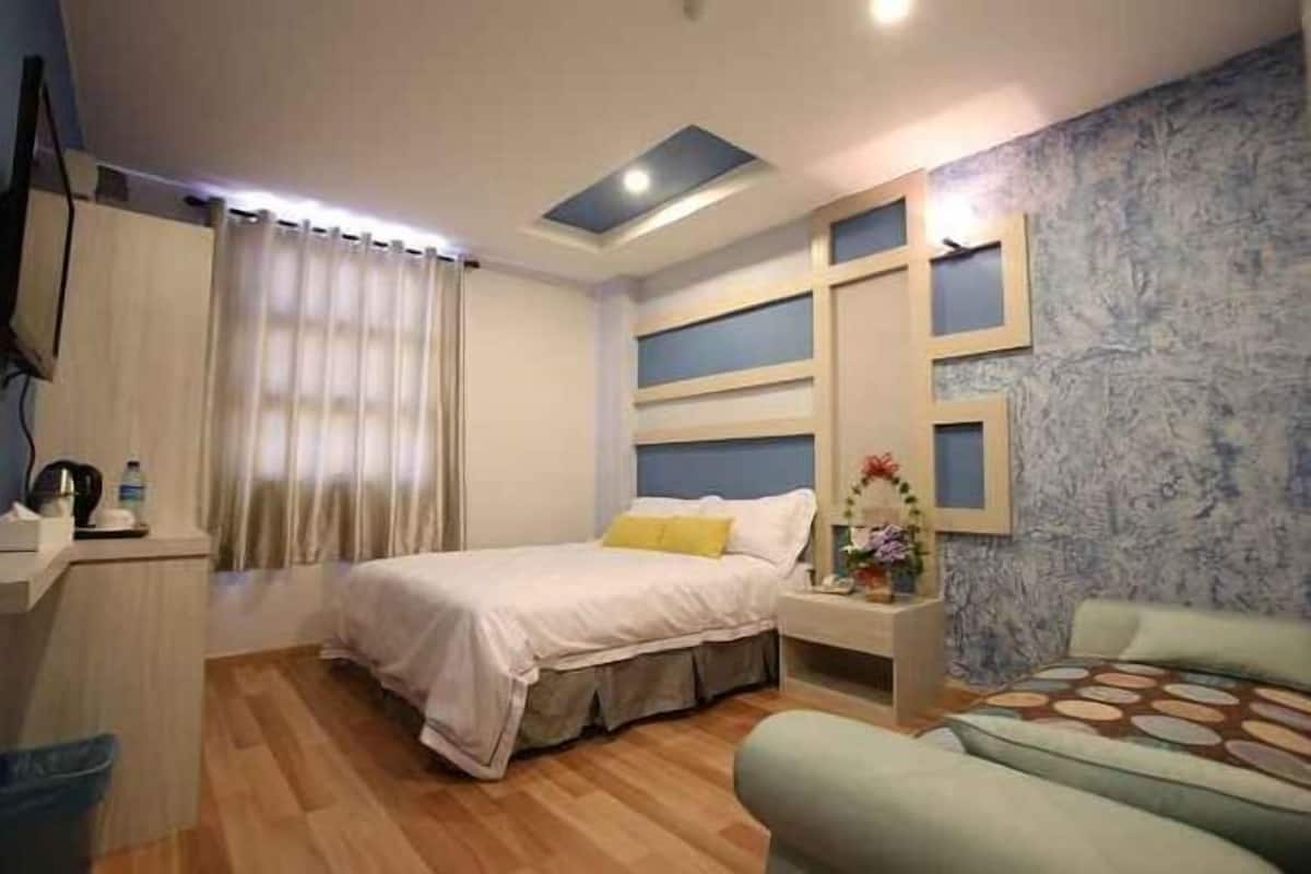 Blackout drapes, soundproofing, free WiFi, bed sheets