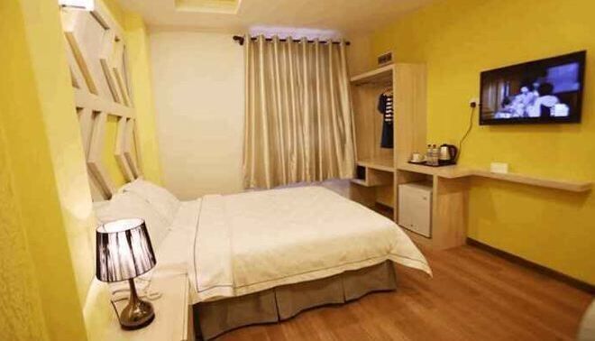 ستائر تعتيم وتجهيزات عازلة للصوت وواي فاي مجانًا وملاءات أسرّة