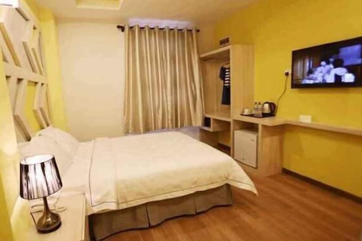 Blackout curtains, soundproofing, free WiFi, bed sheets