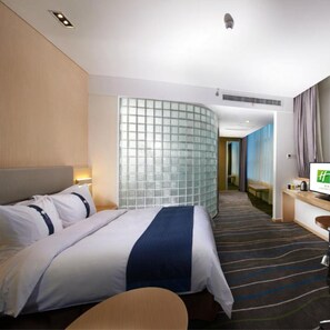 A hotel room with a bed, a desk, a TV, and a glass partition wall. - Holiday Inn Express Luoyang City Center by IHG (Luoyang)