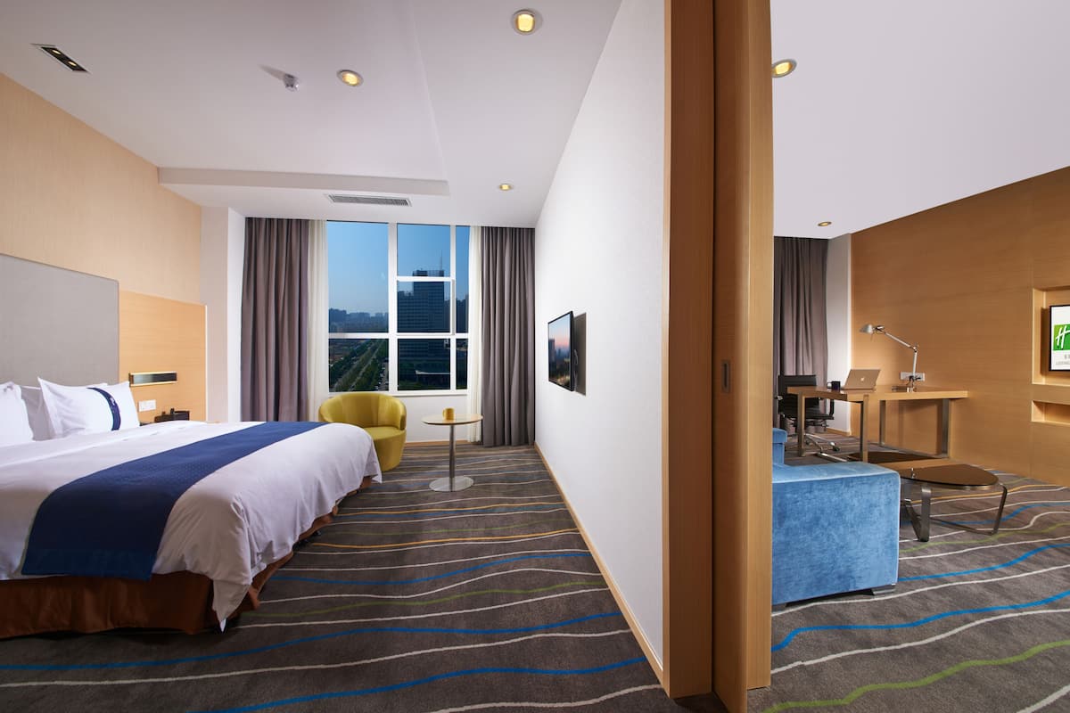 suite, 1 bedroom (dining) | premium bedding, down duvets, select comfort beds, in-room safe