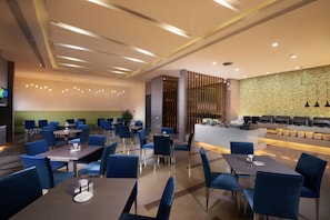 Free daily buffet breakfast - Holiday Inn Express Luoyang City Center by IHG (Luoyang)