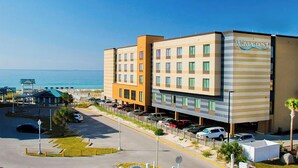 Hotel con vista al mar, varios niveles de estacionamiento y un cartel que indica 'Wavecrest'.