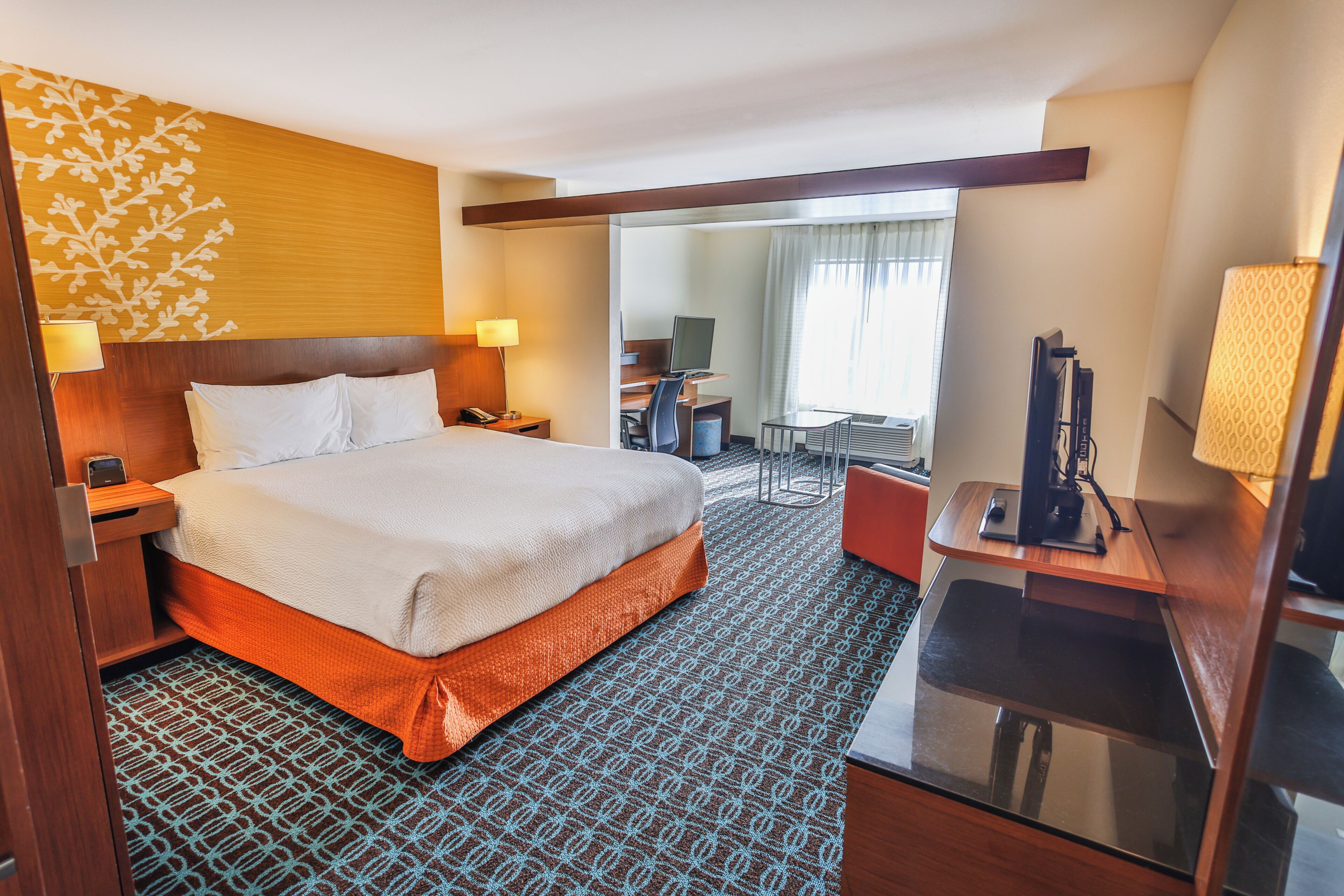 Cofres nos quartos, escrivaninha, ferros/tábuas de passar roupa