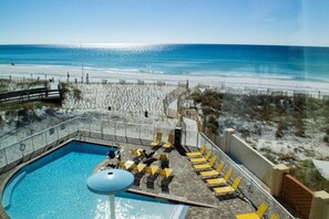 Outdoor pool - Wavecrest Lodge (Fort Walton Beach)