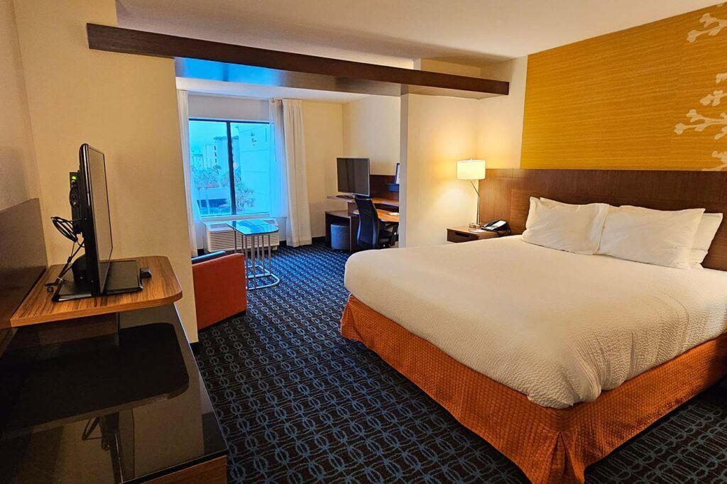 Executive Room, 1 King Bed, Partial Ocean View