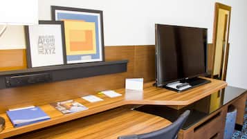 Huone, 1 suuri parisänky (Island View) | Tallelokero huoneessa, työpöytä, silitysrauta/-lauta, ilmainen Wi-Fi