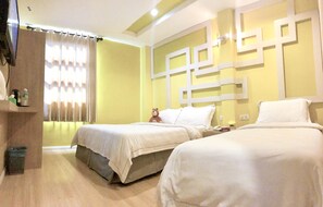 Deluxe Triple Room - 1 Queen Bed and 1 Single Bed | Iron/ironing board, free WiFi, bed sheets - Sunshine Inn Malacca (Malacca City)