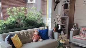Un salon moderne avec un canapé, une table basse et une bibliothèque.