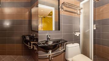 Deluxe Triple Room - 1 Queen Bed and 1 Single Bed | Bathroom | Shower, bidet, towels