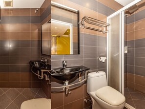 Deluxe Triple Room - 1 Queen Bed and 1 Single Bed | Bathroom | Shower, bidet, towels