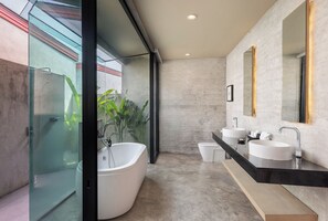 Family Three Bedroom Pool Villa | バスルーム | 個別の浴槽とシャワー、深めの浴槽、レインフォールシャワー、デザイナーバスアメニティ