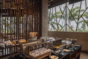 Se ofrece un desayuno bufé todos los días (por un coste adicional)
