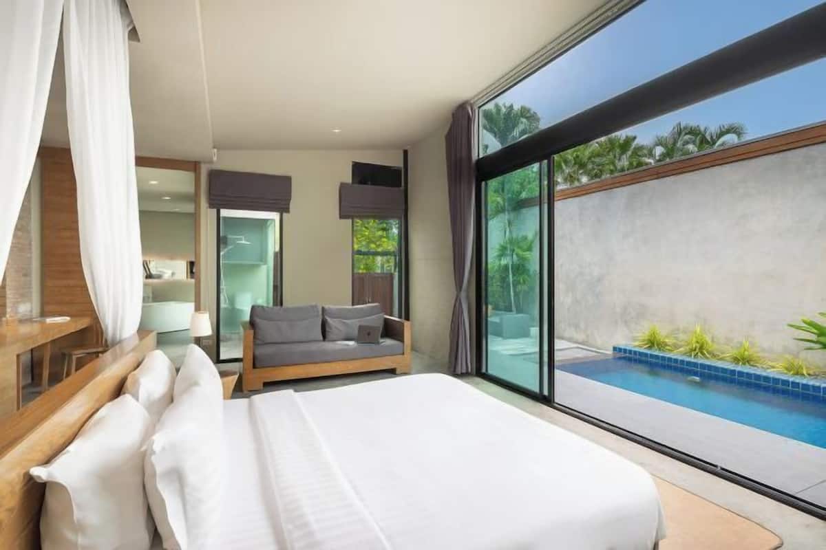 Frette Italian sheets, premium bedding, Select Comfort beds, minibar