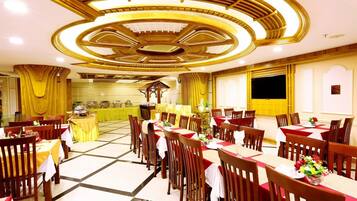 Der serveres morgenmad, frokost, aftensmad og internationale retter