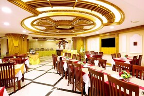 供應早餐、午餐、晚餐；多國菜