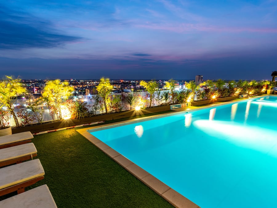 Una piscina al aire libre
